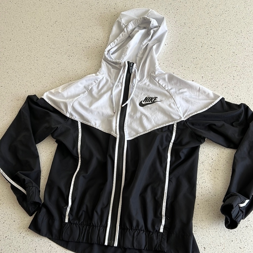 Nike Women's Windbreaker Windrunner Black White Small